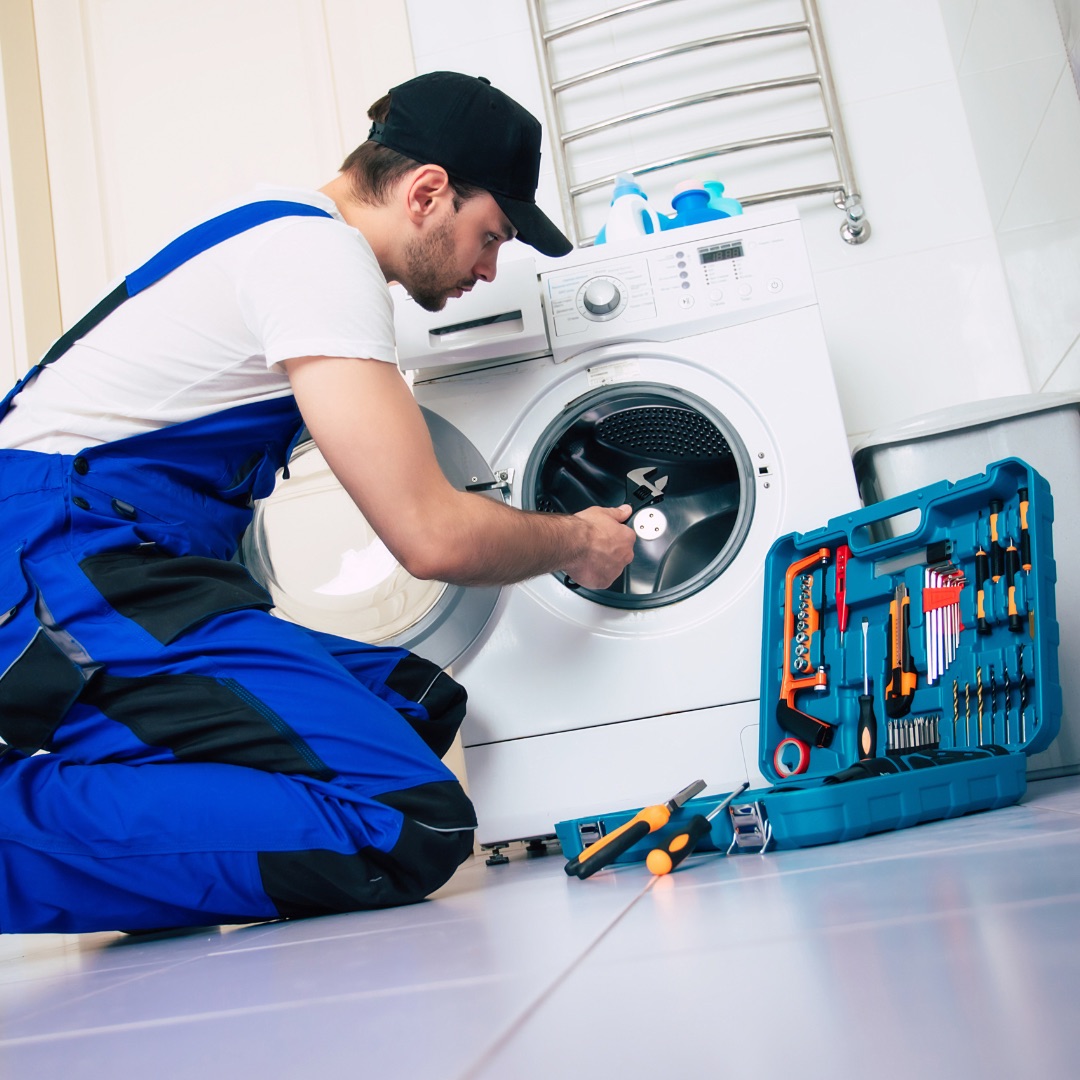 Técnico de Tecnolav reparando una lavadora